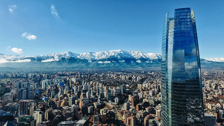 Vista aérea de Santiago de Chile con la cordillera de Los Andes nevada, con la Costanera Center en primer plano